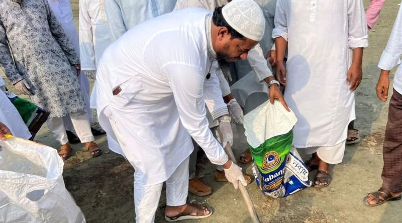 পটুয়াখালীর বাউফলে পশুর হাটের বর্জ্য অপসারণ করলেন সংসদ সদস্য শফিকুল ইসলাম