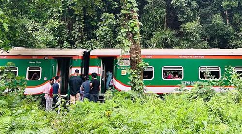 মৌলভীবাজারে ট্রেনের হুক ছিঁড়ে ৭ বগি বিচ্ছিন্ন, সিলেটের সঙ্গে রেল যোগাযোগ বন্ধ