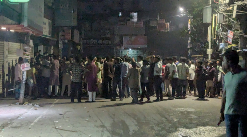 মধ্যরাতে রাজধানীর জিগাতলায় ঢাকা কলেজের শিক্ষার্থী ও হোস্টেল কর্তৃপক্ষের মধ্যে উত্তেজনা