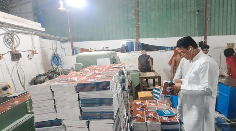 পাঠ্যবইয়ের মান যাচাইয়ে ফরাজী প্রেসে শিক্ষামন্ত্রীর আকস্মিক পরিদর্শন