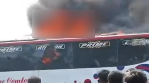 মহাখালী বাস টার্মিনালে দাঁড়িয়ে থাকা এসি বাসে আগুন