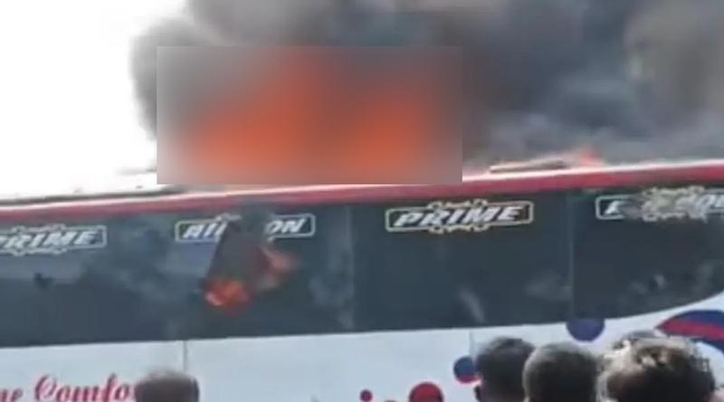 মহাখালী বাস টার্মিনালে দাঁড়িয়ে থাকা এসি বাসে আগুন