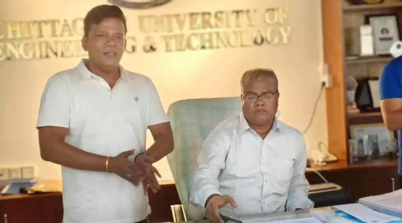 ২১ ঘণ্টা পরেও নিজ কার্যালয় থেকে বের হতে পারেননি চুয়েটের উপাচার্য