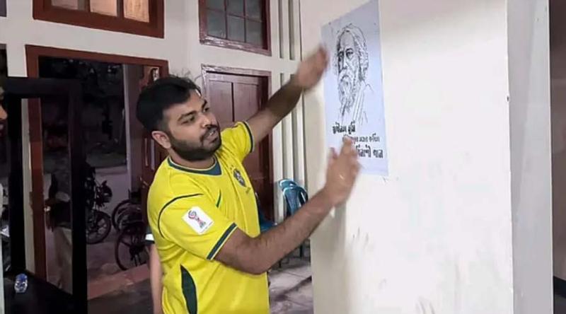 আম্মারের ফেসবুক পোস্টের প্রতিবাদে রাকসু ভবনে রবীন্দ্রনাথের পোস্টার সাঁটালেন ছাত্রদল নেতা