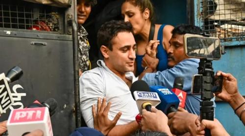 বিক্ষোভে অংশ নেয়ায় ইমরান খানকে ভারত ছাড়ার নির্দেশ