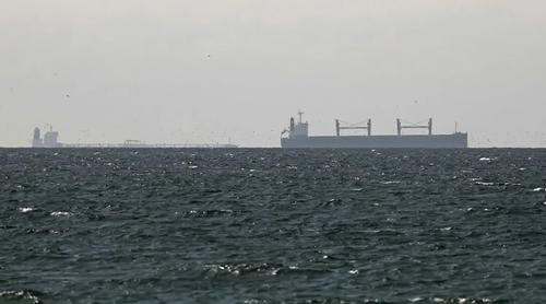 ওমান উপসাগরে তেলবাহী ট্যাংকারে আগুন