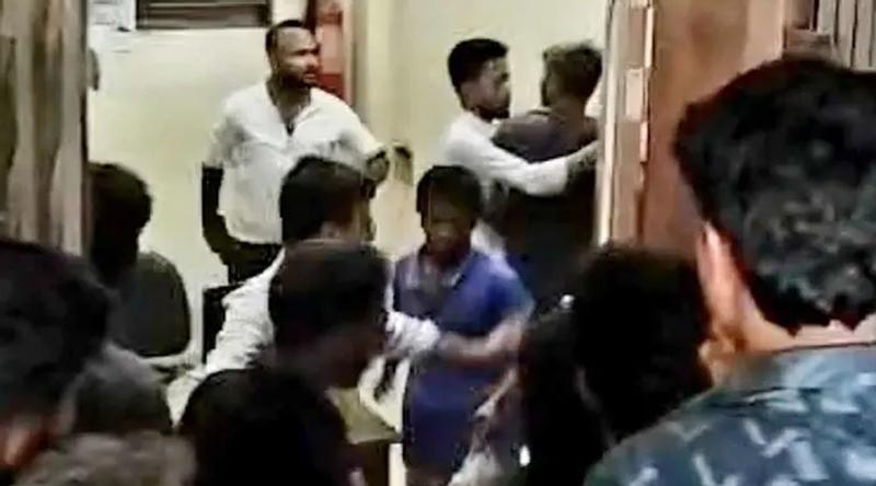 টিকিট দেখতে চাওয়ায় ব্রাহ্মণবাড়িয়া স্টেশনে স্টেশনমাস্টার-টিসিকে মারধর