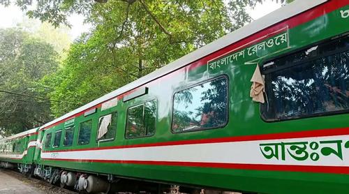 ভারত থেকে এলো রেলকোচের প্রথম চালান