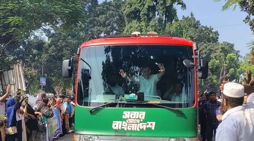 সৈয়দপুরে রাস্তায় দাঁড়িয়ে বিএনপি নেতাকর্মীদের ফুলেল শুভেচ্ছা