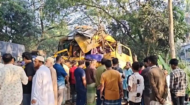 নাটোরে নিহত ১২ জনের মরদেহ হস্তান্তর, তদন্ত কমিটি গঠন