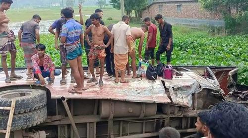 খুলনায় বাস-ট্রাক সংঘর্ষে নিহত ৩
