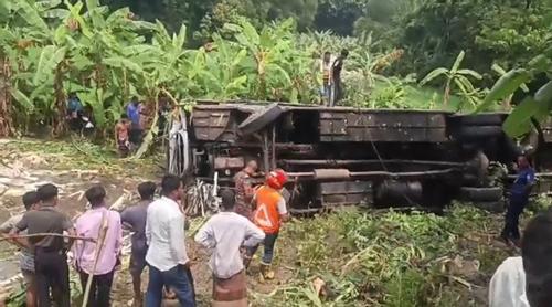 গোপালগঞ্জে যাত্রীবাহী বাস খাদে পড়ে নিহত ৩, আহত অন্তত ৩০