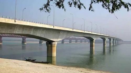 লালন শাহ সেতুতে নৌকার ধাক্কা, নিখোঁজ ১, জীবিত উদ্ধার ২