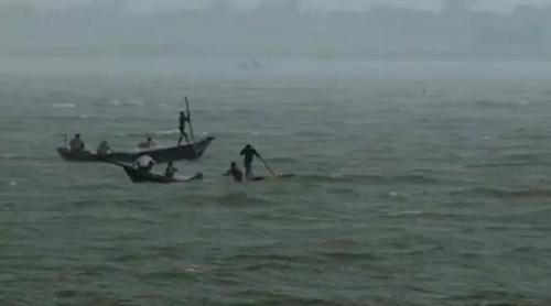 পদ্মায় নৌকাডুবি, ১০ বাংলাদেশিকে উদ্ধার করল বিএসএফ
