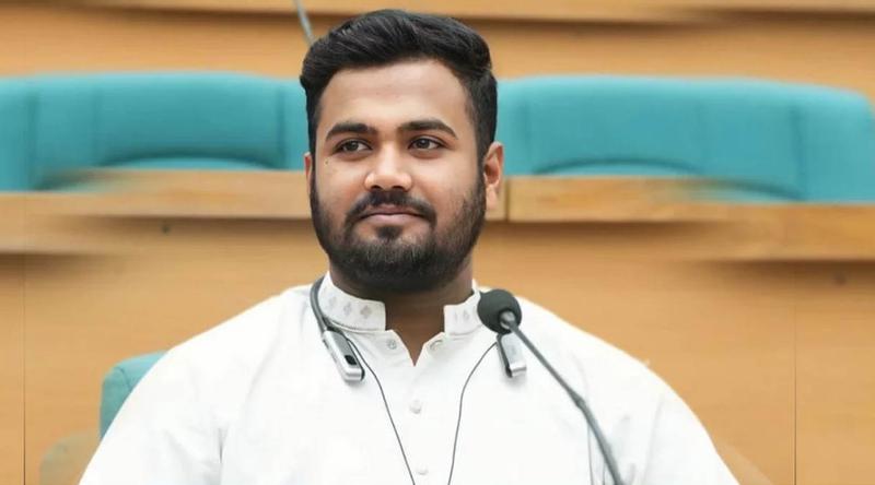 পরীক্ষা চলাকালে শৌচাগারে যাওয়ার কথা বলে ফোন হাতে ধরা, শাস্তি পেলেন ডাকসু নেতা