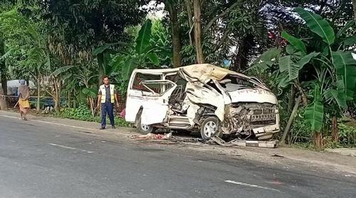 নাটোরে ট্রাক-অ্যাম্বুলেন্স সংঘর্ষে চালক নিহত