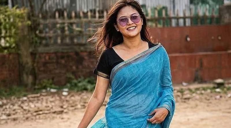 ‘শ্রাবণের মেঘগুলো’ গেয়ে ভাইরাল সেই বিউটি রানি পাল এবার জেলার শ্রেষ্ঠ শিক্ষক