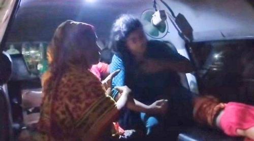 সাপে কাটার পর মেয়ে ও সাপ নিয়ে হাসপাতালে ছুটলেন বাবা