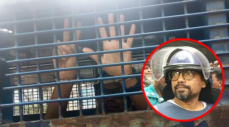 হাজিরা দিয়ে পলক হাত উঁচিয়ে বললেন, ‘জং ধরা হ্যান্ডকাফে রক্তাক্ত হাত’